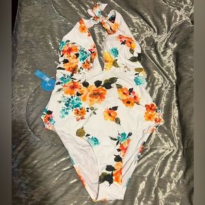 NWT Cupshe White Floral One piece Plunge Neck Halter Tie Waist Swimsuit Sixe XL